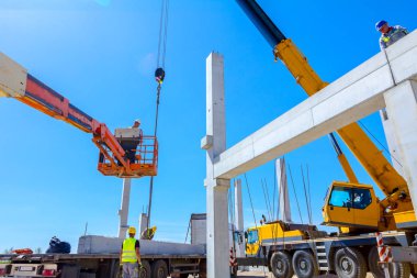 Rigger yüksek kiraz toplayıcıda. İnşaat alanının üzerinden geçiyor..