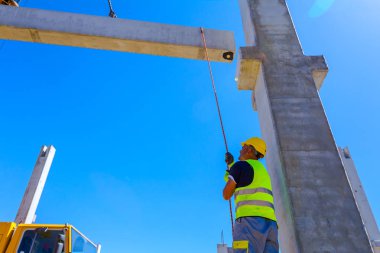 Çalışan mobil vinç halat boyu derleme büyük inşaat için beton kiriş yönetmek için yardımcı oluyor.