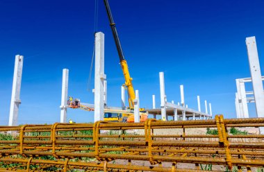 Paslı kare takviye beton, inşaat alanı için arka planda görünümdür.
