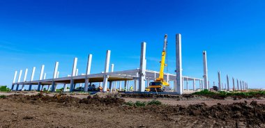 Panorama, geniş lens ile çekilen Vinçler-Mobil vinç işletim ve site oluşturma, beton kiriş kaldırma.