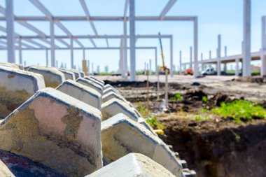 Ayrıntı görünümü üzerinde sivri, desen iz-in sıkıştırma için büyük yol silindiri toprak yol Vakfı sitesi binasında.