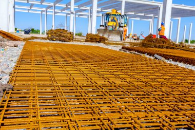 Paslı kare takviye beton, inşaat alanı için arka planda görünümdür.