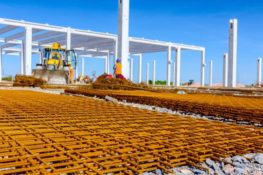 Paslı kare takviye beton, inşaat alanı için arka planda görünümdür.