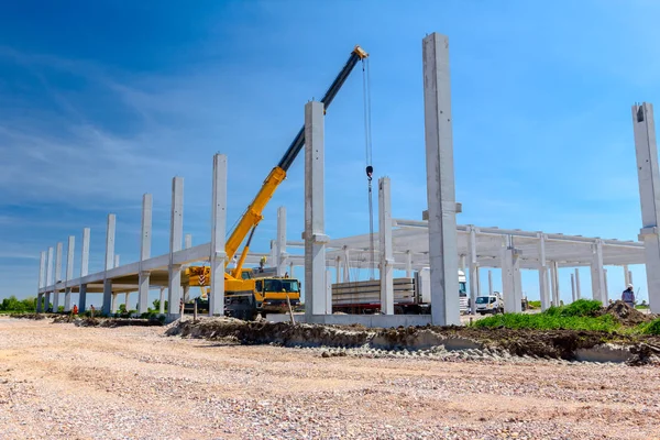 Kayalık yol bitmemiş beton yapı ile site bina ile birlikte oluyor.