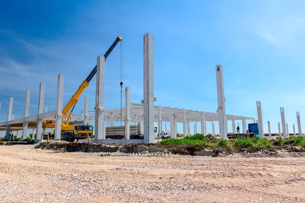 Grúa Móvil Montaje Enorme Esqueleto Hormigón Construcción Industrial Paisaje Transformado — Foto de Stock