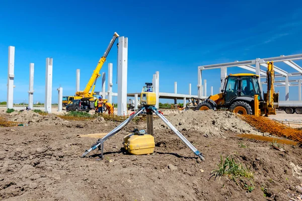 建筑施工现场测量仪 挖掘机背景 — 图库照片