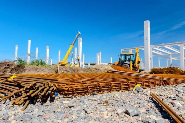 Paslı kare takviye beton, inşaat alanı için arka planda görünümdür.