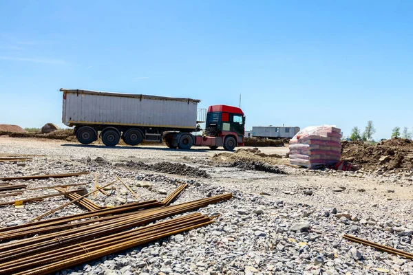 Kamyon römork ile taşıma, inşaat sahasına malzemeleri çeşitli teslim olduğunu.