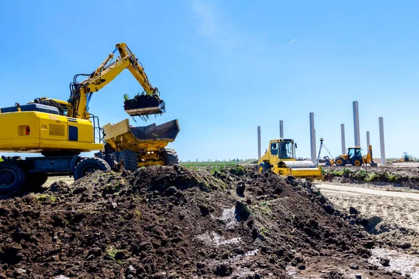 Gran Excavadora Está Llenando Camión Volquete Con Tierra Sitio Construcción — Foto de Stock
