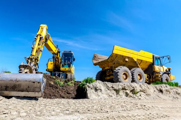 Gran Excavadora Está Llenando Camión Volquete Con Tierra Sitio Construcción — Foto de Stock