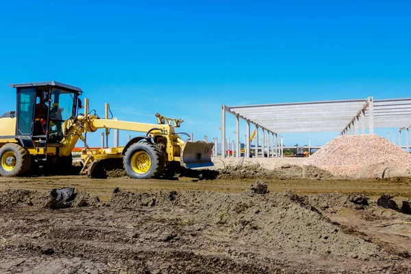 Operador Está Conduciendo Una Niveladora Amarilla Nivelando Terreno Sitio Construcción — Foto de Stock
