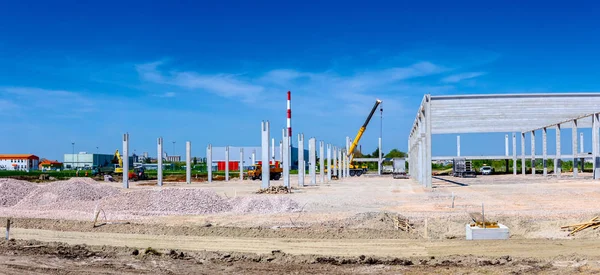 Panorama Wykonana Szerokokątny Obiektyw Żuraw Samojezdny Jest Pracy Podnoszenia Betonowych — Zdjęcie stockowe