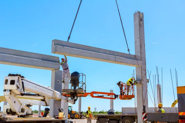 Los Trabajadores Están Ayudando Grúa Móvil Para Gestionar Viguetas Hormigón — Foto de Stock