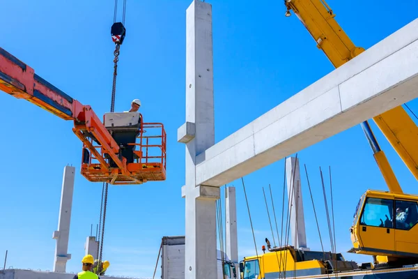 Rigger Zit Een Hoge Kersenplukker Hij Gaat Bouwplaats — Stockfoto