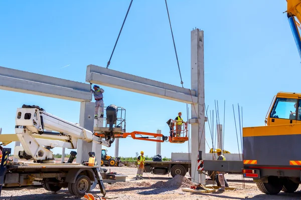 İşçiler için derleme büyük inşaat beton kiriş yönetmek için Mobil vinç yardımcı oluyor.