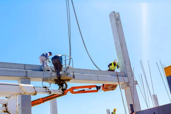 İşçi için derleme büyük inşaat beton kiriş yönetmek için Mobil vinç yardım ediyor.