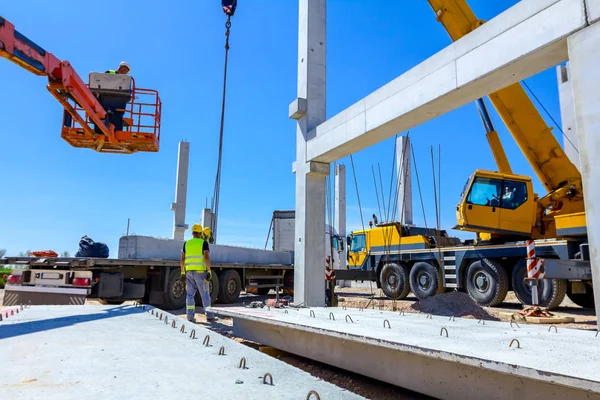 Rigger yüksek kiraz toplayıcıda. İnşaat alanının üzerinden geçiyor..