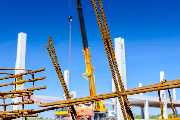 Paslı kare takviye beton, inşaat alanı için arka planda görünümdür.