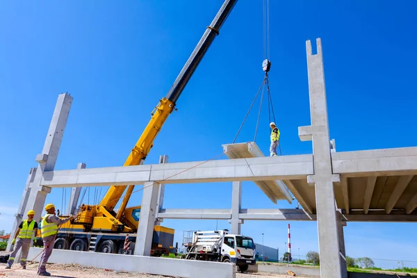 Pekerja Membantu Derek Bergerak Untuk Mengelola Joist Beton Untuk Perakitan — Stok Foto