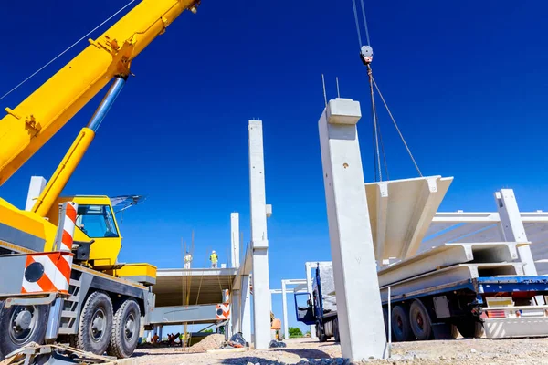 İşçi Vinç kanca kamyon römork gelen boşaltma beton kiriş için hazırlanıyor.