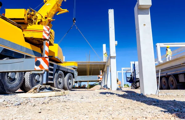 Ağır görev altına alınana kadar vinç dengesini arttırmak için genişletilmiş hidrolik çıkıntıda düşük açı görünümü. 