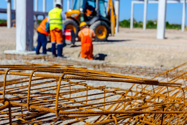 Temel metal profil bükümlü ve bağlı güçlendiren çubuk bir dikdörtgen şeklinde yapılmış.