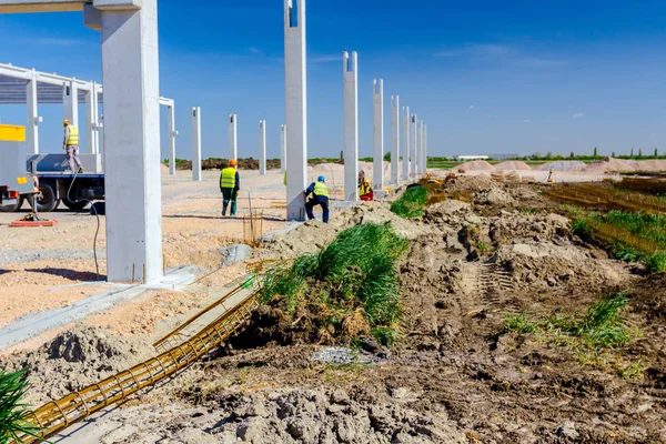 Gruppe Von Bauarbeitern Mit Warnwesten Und Gelben Helmen Montieren Vertikale — Stockfoto