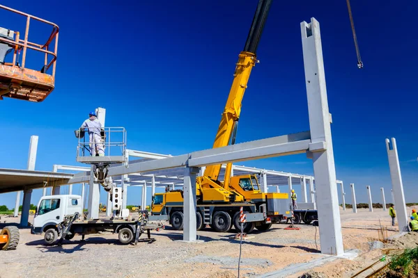 Rigger Zit Een Hoge Kersenplukker Hij Gaat Bouwplaats — Stockfoto