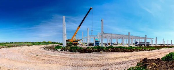 Panorama, geniş lens ile çekilen Vinçler-Mobil vinç işletim ve site oluşturma, beton kiriş kaldırma.