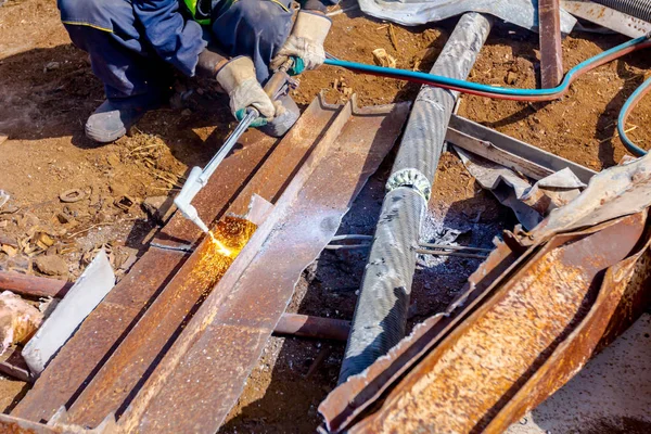 Travailleur Coupe Les Déchets Métalliques Avec Gaz Mélangeant Oxygène Acétylène — Photo