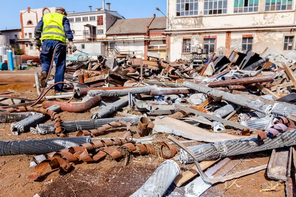 Werknemer Snijdt Afvalmetaal Met Gas Door Het Mengen Van Zuurstof — Stockfoto