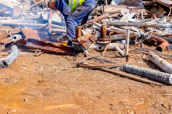 Trabajador Está Cortando Metales Usados Con Gas Mezclando Oxígeno Acetileno —  Fotos de Stock