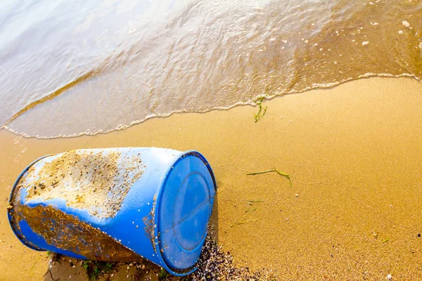 Используемые Голубые Пластиковые Барабаны Хранения Воды Других Жидкостей Вымываются Морем — стоковое фото