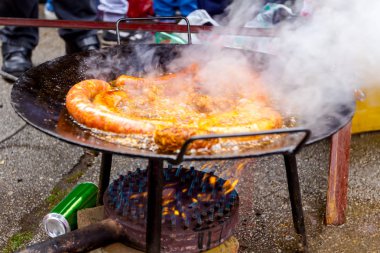 Geleneksel ev yapımı domuz sosisi Barbekü Izgara, metal zor durumda kaynayan.