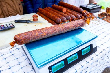Lezzetli Kuru sosis açık bit pazarı Satılık Dijital bir ölçekte ölçülür.