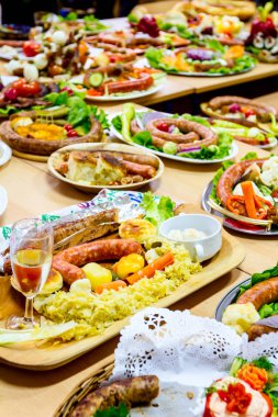 Taze sebze ile dekore edilmiş sosis geleneksel sosis turnuva üzerinde sunulur.