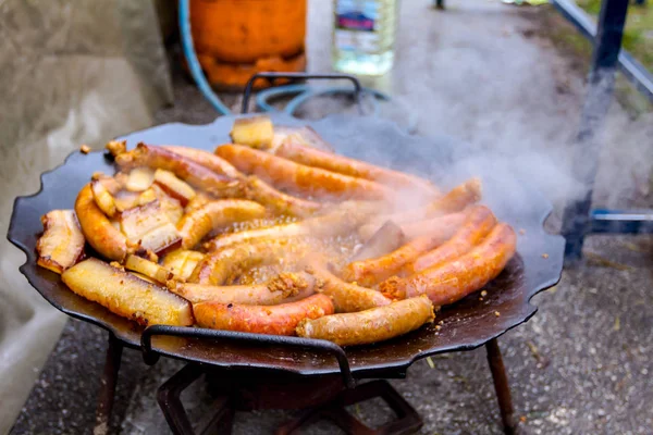 Bacon Delicioso Salsichas Suculentas Feitas Carne Picada Estão Fervendo Churrasco — Fotografia de Stock