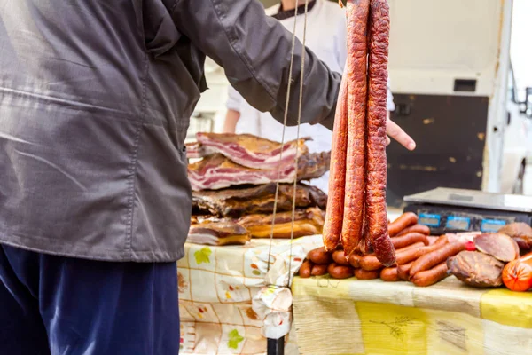 Wurst Und Wurst Stehen Auf Flohmarkt Freien Zum Verkauf — Stockfoto