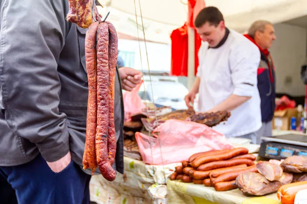 Zrenjanin Vojvodina Sérvia Fevereiro 2016 Carne Curada Salsichas Penduradas Para — Fotografia de Stock