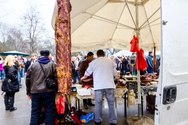 Zrenjanin Vojvodina Sérvia Fevereiro 2016 Venda Carne Curada Salsichas Pendurar — Fotografia de Stock