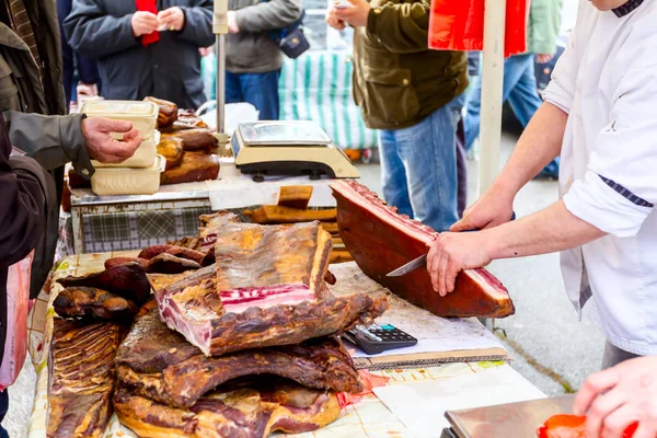 Açougueiro Está Cortando Bacon Defumado Para Venda Mercado Pulgas Livre — Fotografia de Stock