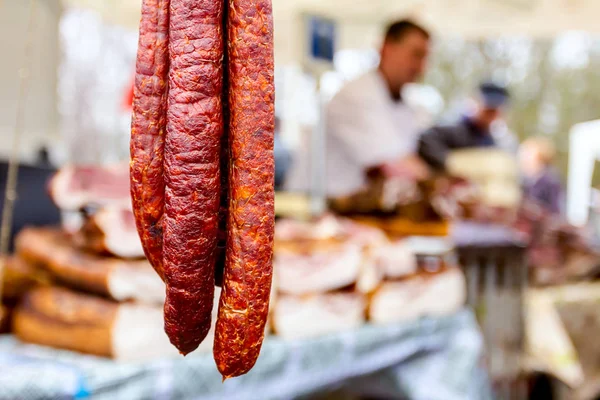 Carne Curada Las Salchichas Cuelgan Para Venta Mercado Pulgas Aire — Foto de Stock