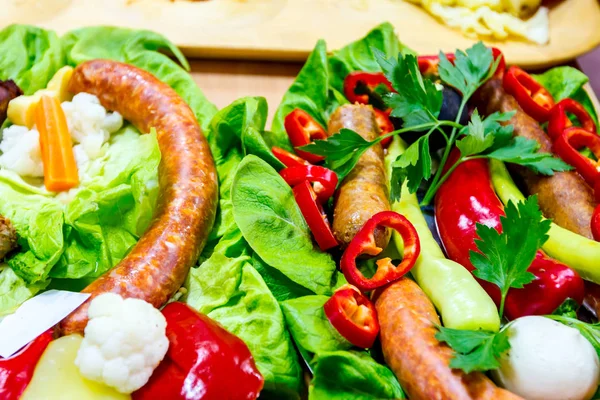 Salchichas Decoradas Con Verduras Frescas Exponen Torneo Salchichas Tradicionales — Foto de Stock