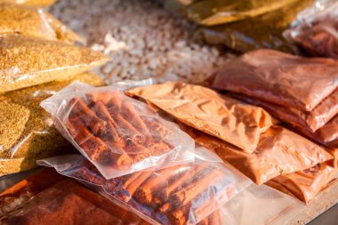 Çeşitli kurutulmuş aromatik baharat pişirme veya salata için yığını vardır satışa açık bit pazarı.