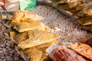 Çeşitli kurutulmuş aromatik baharat pişirme veya salata için yığını vardır satışa açık bit pazarı.
