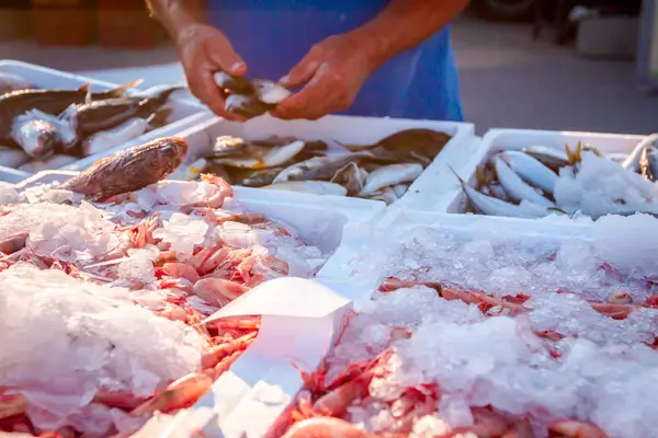 Stapel Van Verse Rode Garnalen Voor Verkoop Vismarkt Zeevruchten Ijs — Stockfoto