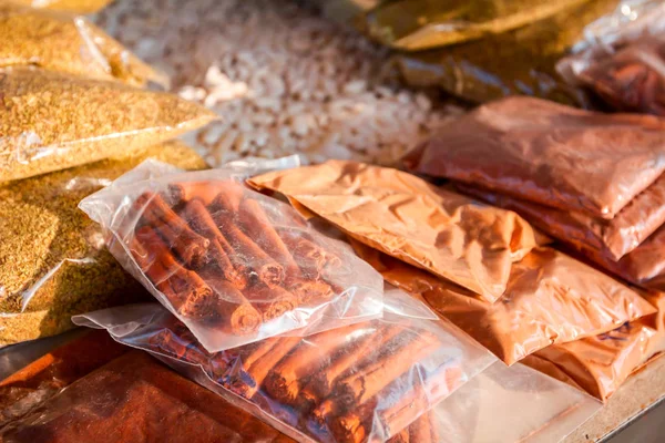 Çeşitli kurutulmuş aromatik baharat pişirme veya salata için yığını vardır satışa açık bit pazarı.