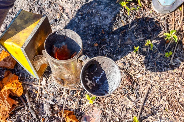 Arıcı Dolum Arı Sigara Içen Kuru Odunlar Ile Hazırlama — Stok fotoğraf