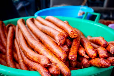 Plastik bir kabın içinde Kuru sosis demet