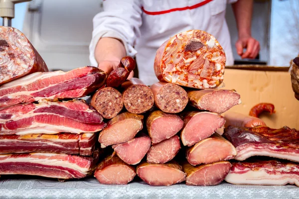 Verkauf von verschiedenen Räucherfleisch am Stand, Straßenmarkt — Stockfoto